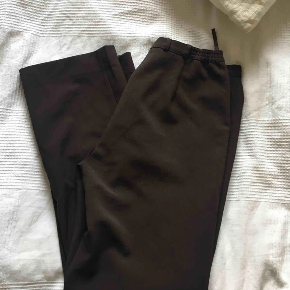 Bruna kostymbyxor, hur sköna som helst!! passar i princip S-L beroende på hur en vill att de ska sitta🌻. Jeans & Byxor.