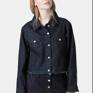  - Marques Almeida X Topshop denim jacka med fransar. Nyskick ! Frakt tillkommer 🌸