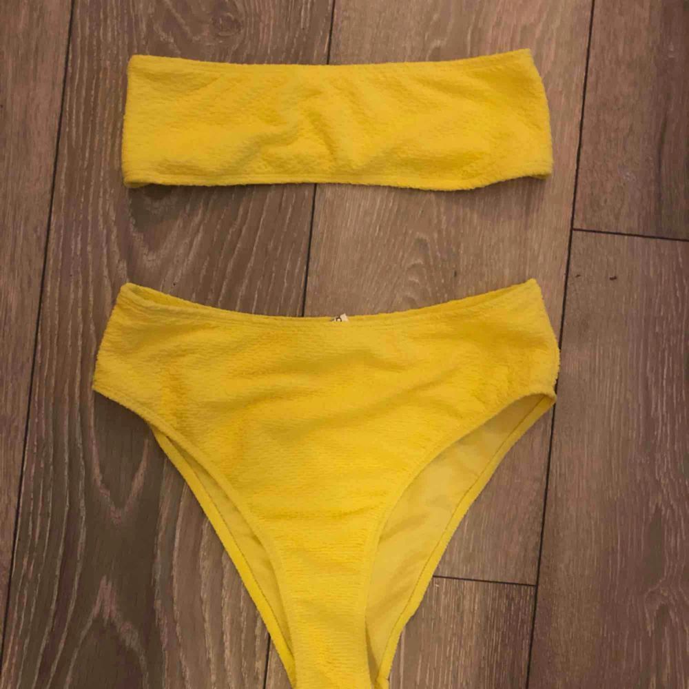 Helt ny och oanvänd bikini från boohoo. Topp i storlek 34 och nederdel i storlek 36. Lite mer neon-gul i verkligheten. Säljer pga fel storlek för mig.. Övrigt.