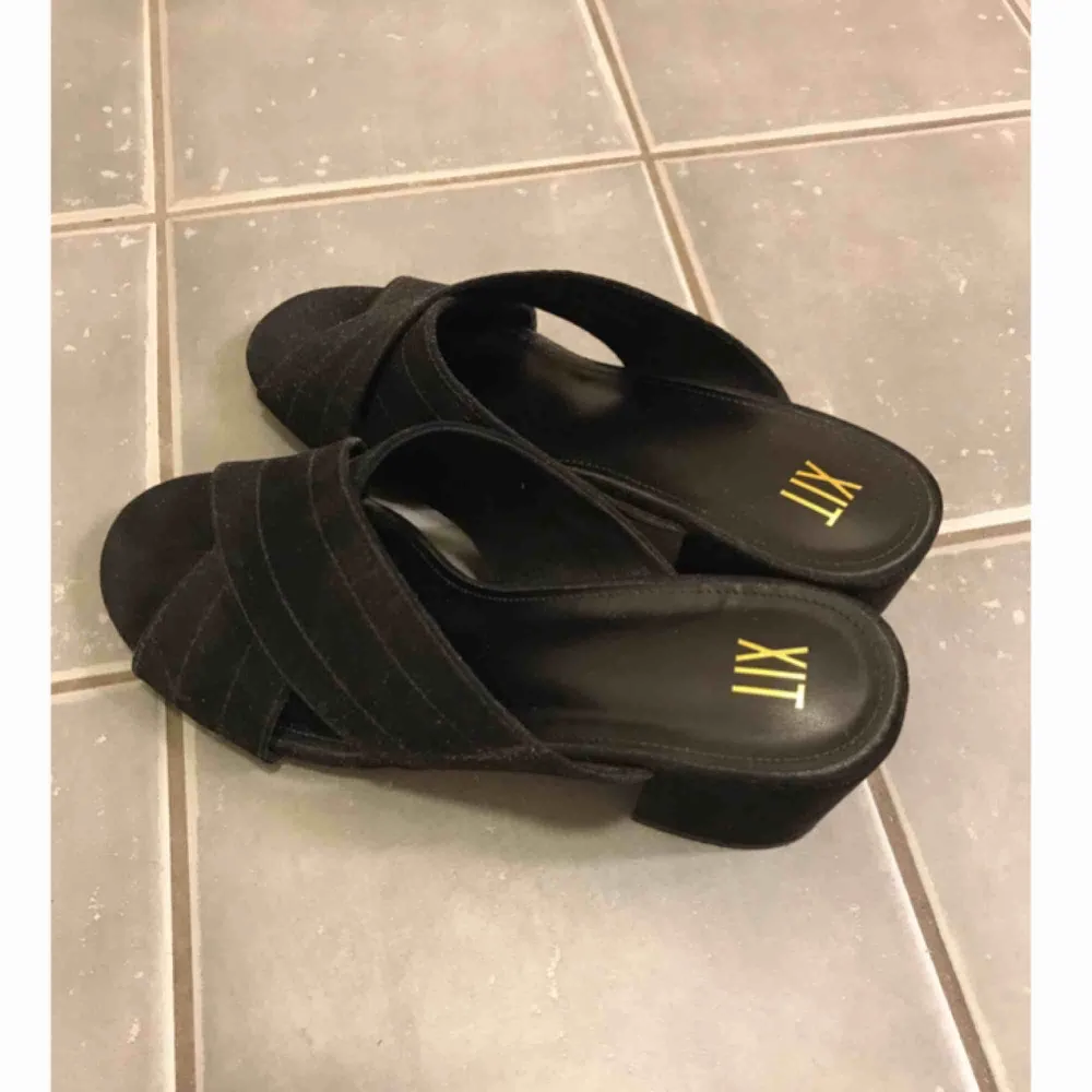 Supersnygga svarta sandaletter till sommaren. Enbart använda två gånger. Säljes pga kommer ej till användning. Fraktpris plussas på priset. Nypris: 299kr. Skor.
