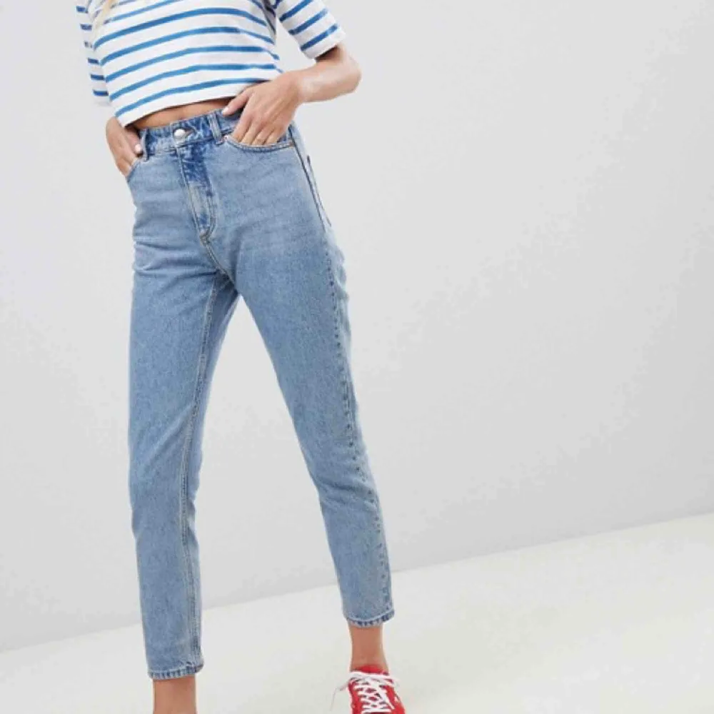 Momjeans i nytt skick från monki! För små för mig som är en M, passar en S🥰. Jeans & Byxor.