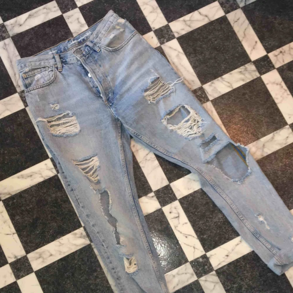 Ett par håliga jeans, jeansen sitter ganska löst kring benen. Storlek S och köpta på BikBok. Använda typ 3 gånger. Frakten kommer ligga på ca 90kr. Jeans & Byxor.