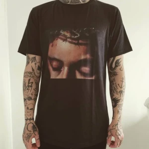  - Schysst tshirt ifrån En Noir. Oversized Medium/Large