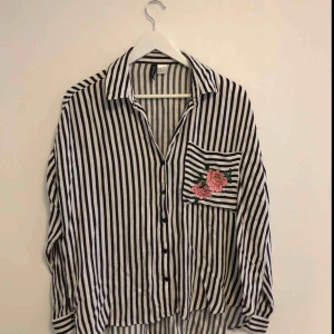  - Vit/svart randig skjorta, som är så extremt snygg ! Speciellt med detaljen som finns på fickan😍 önskas mer bilder, kontakta mig då. Köparen betalar 70kr+frakten 