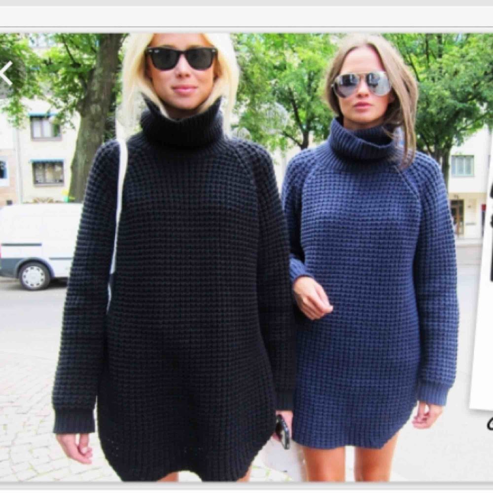 Ombloggad stickad tröja från HOPE Nypris 2099, finns på bl.a Zalando eller HOPEs hemsida. Använd - En liten maska finns på framsidan men är lätt att peta in, se bild. Stickat.
