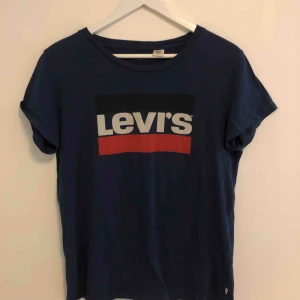  - Snygg marinblå Levis T-shirt, inte struken haha (men ni borde väl inte vara förvånade för de längre). Köparen betalar 70 kr+frakten<3 