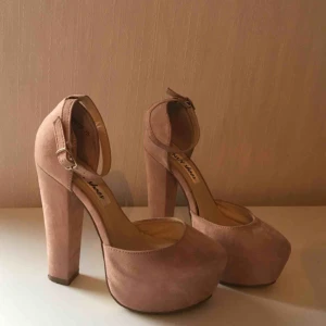  - Högklackade skor från NLY Shoes i storlek 36. Nuderosa / dustpink /gammalrosa i färgen. Fuskmocka material. 😊 använda 2ggr. Köparen står för eventuell frakt ☺️