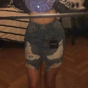  - Säljer min oanvända kjol från JFR i stl S men funkar lika bra som Xs. Den är helt ny och som ni ser hänger   prislappen fortfarande kvar. Hör gärna av er vid intresse. Säljs för 350kr. Oginal pris: 600kr🌸💕 Pris kan absolut diskuteras vid snabbaffär🥰