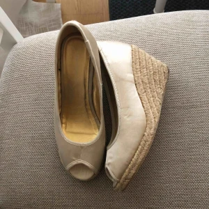  - Fina sommarskor! Använda men i bra/fint skick. Köpare står för frakt.