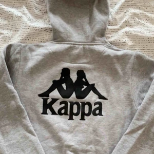  - HÄMTAS TROLLHÄTTAN (fraktas ej) Hoodie från Kappa, använd ett fåtal gånger. Storlek S.