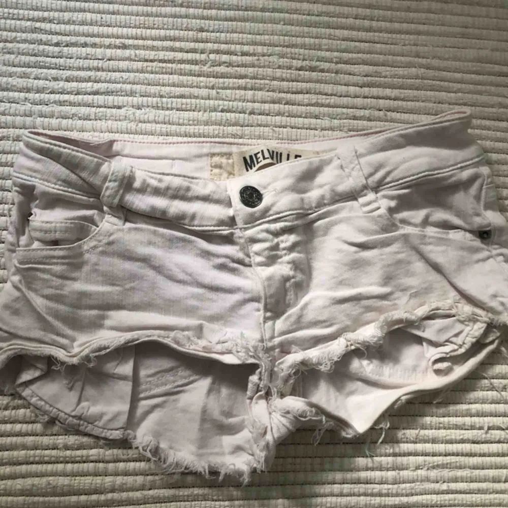 Vita shorts från Brandy Melville. Strl 38 men passar mer xs-s. Köparen står för frakt!. Shorts.