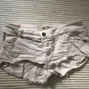  - Vita shorts från Brandy Melville. Strl 38 men passar mer xs-s. Köparen står för frakt!