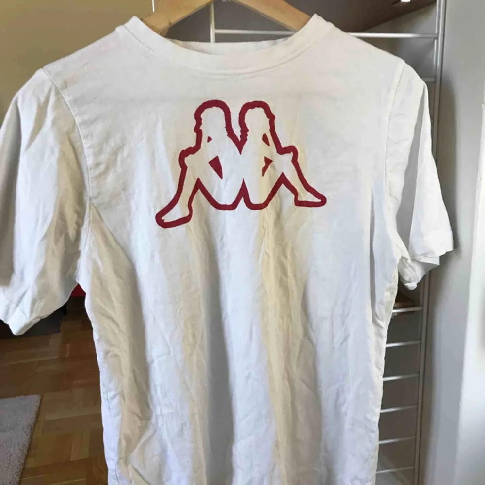 Äkta Kappa T-shirt, nyskick, storlek S, 120kr Fraktkostnad: 36kr. T-shirts.