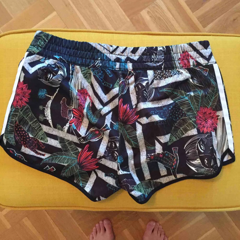 Shorts från Adidas. Som nya, använda 1gång! Frakt ingår i priset! Skickas som brev. . Shorts.