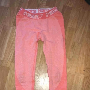  - Säljer träningstights från gymshark, använt bara ett fåtal gånger. Storlek: S, men dom är töjbara så funkar som storlek M också. Pris: säljer för 200 kr frakt tillkommer. Väldigt bekväma och sitter på plats. 