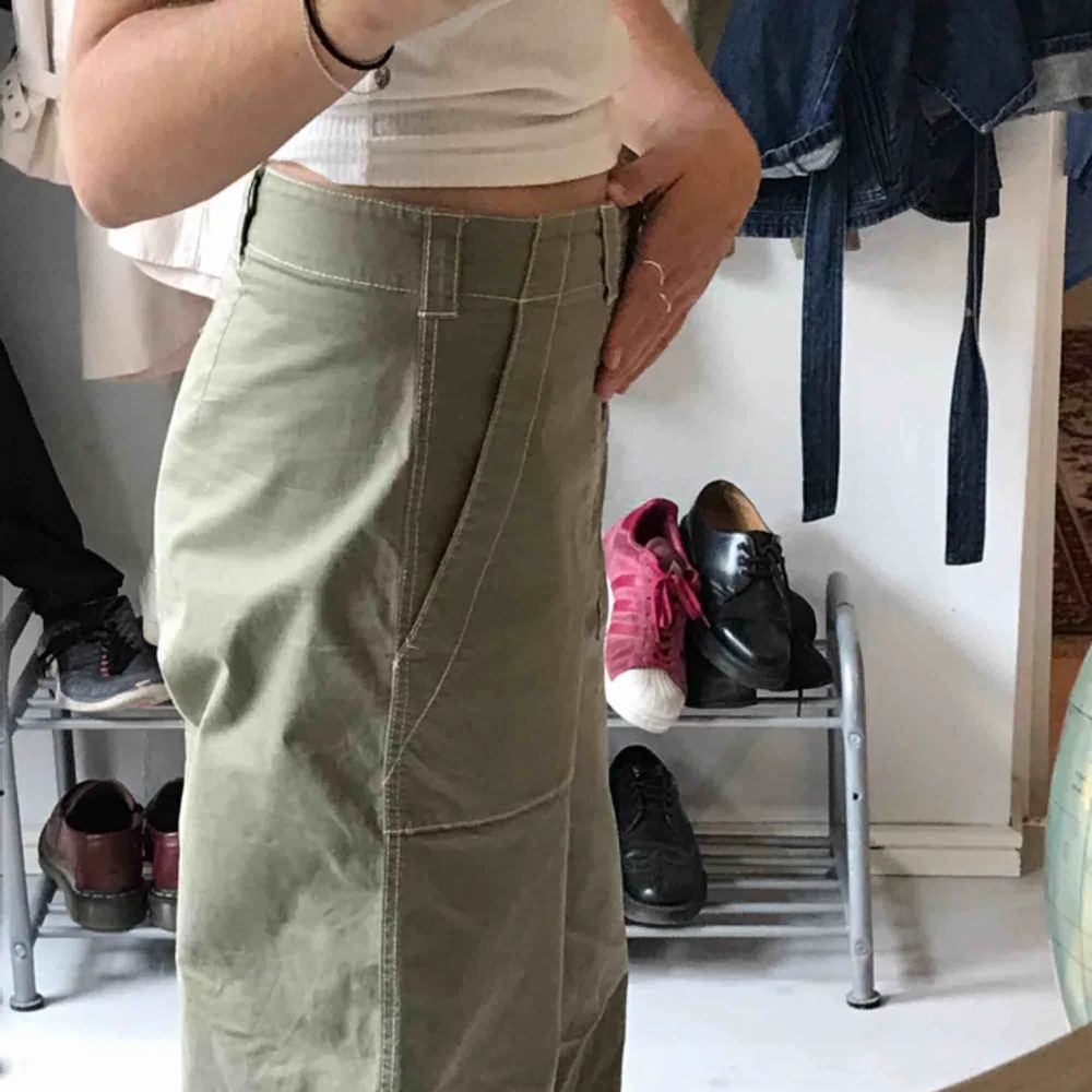 Militärgröna byxor från Weekday. Liten fläck längst ner vid benet. Annars använda ett fåtal gånger och välbehållna. En ficka i bak och stora fickor i fram.. Jeans & Byxor.