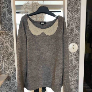  - Mysig tröja med pärlor från bikbok. Storlek XS men passar som M. Finns i Skåne, kan mötas upp i Lund/Malmö eller Hässleholm, annars står köparen för frakt 