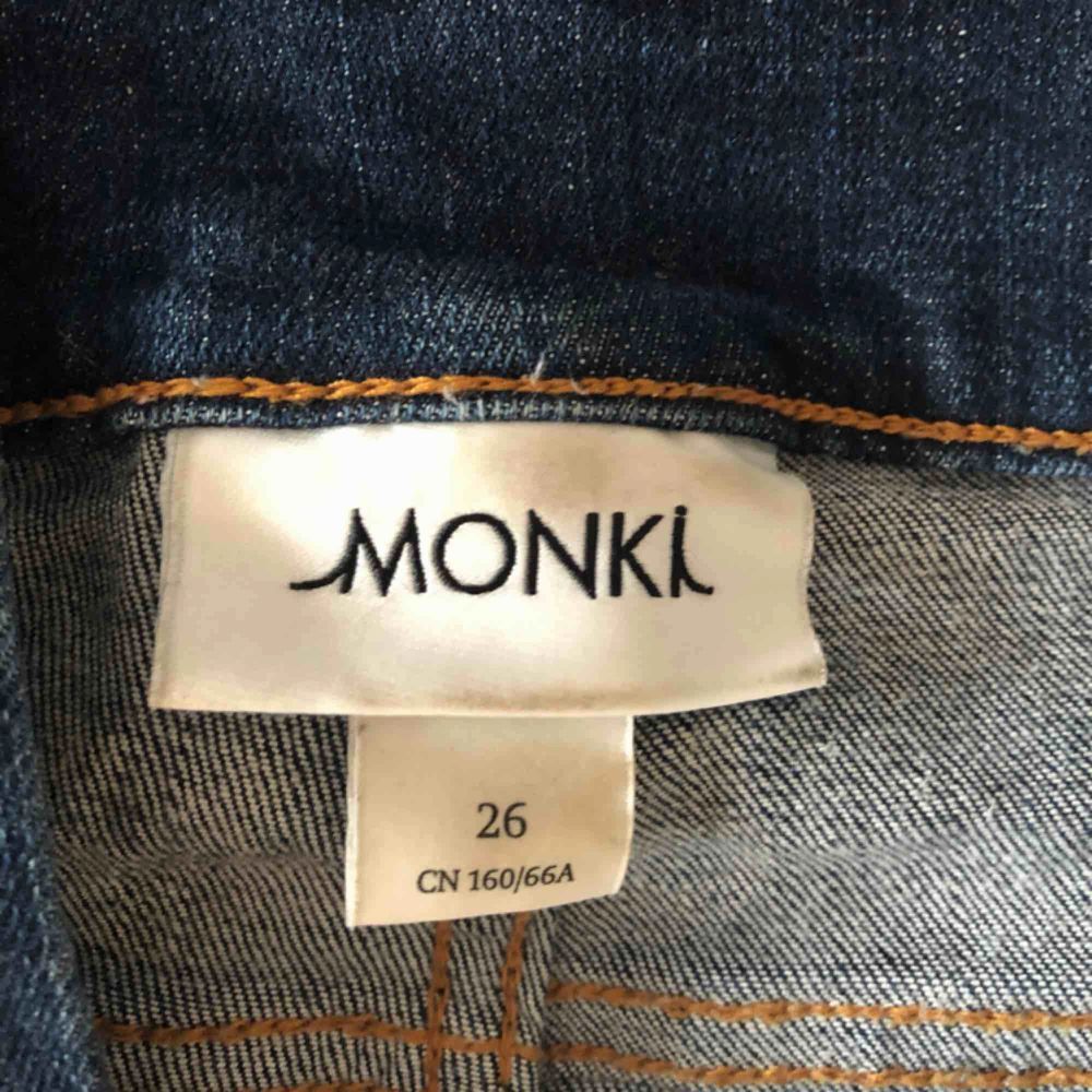 Högmidjade jeansshorts från Monki. De är några år gamla men har inte används särskilt mycket. Kan mötas upp i Lund, annars står köparen för frakt :). Shorts.