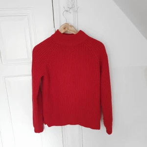  - Röd stickad tröja