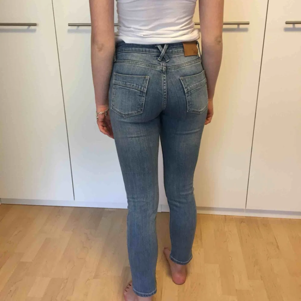 Jeans från märket 365. Hon på bilden är 171cm lång❣️. Jeans & Byxor.