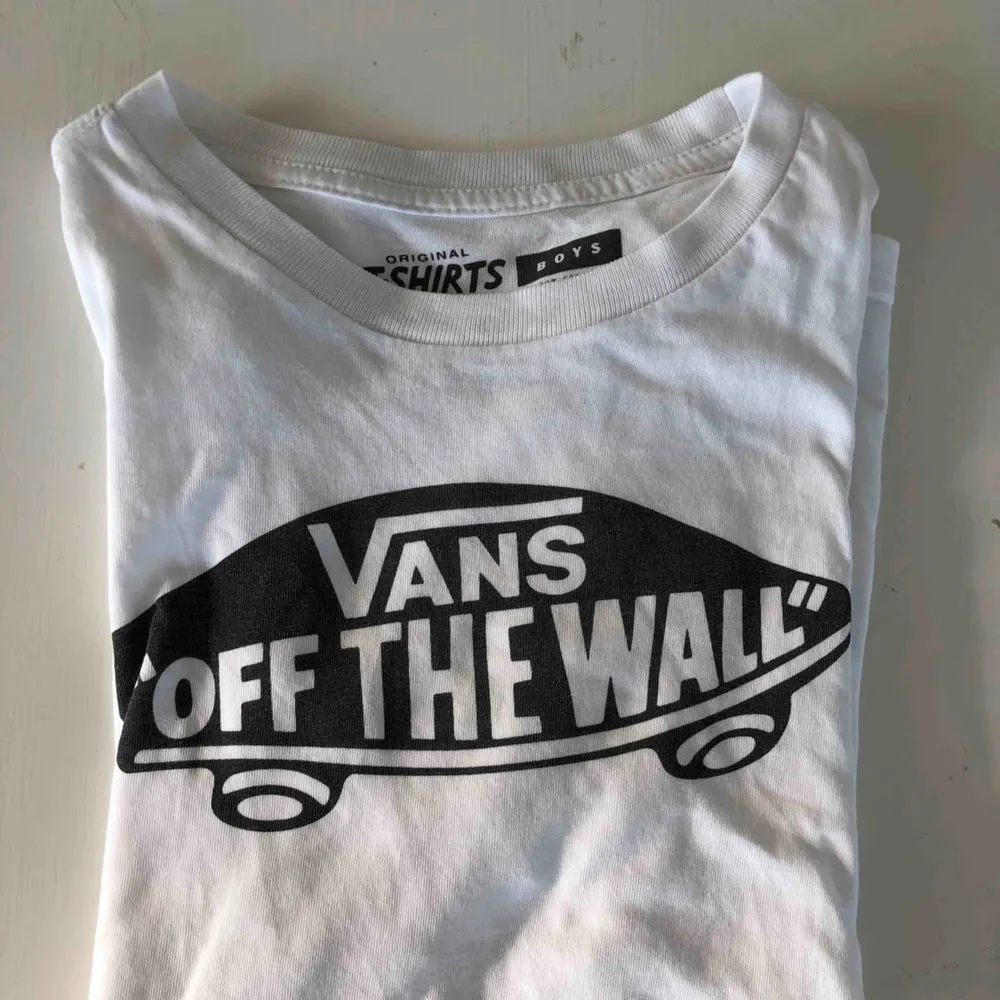 T-shirt från Vans, sparsamt använd och i fint skick. Frakten är gratis 🥰. T-shirts.
