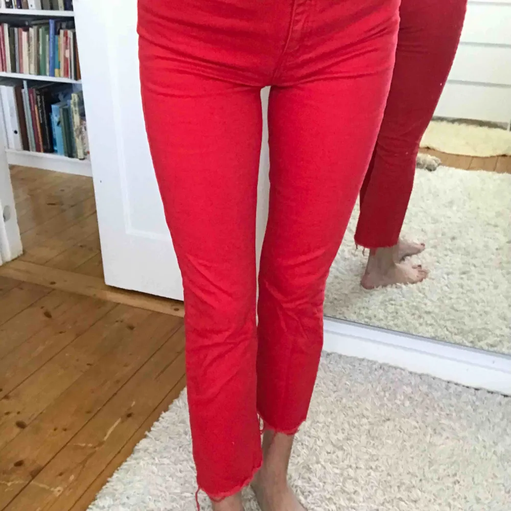 Röda jeans från Gina Tricot. Riktigt coola, rak modell, ankellånga och avklippta nedtill. Storlek 38 men skulle även funka som 36.  Frakt tillkommer.. Jeans & Byxor.