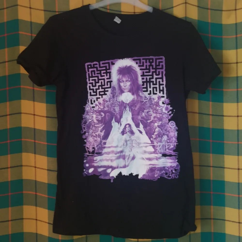 Supercool Labyrinth t-shirt i fint skick, i liten storlek large. Frakten för denna ligger på 36 kr, samfraktar gärna! 😌👍 (mer fraktkostnad kan tillkomma vid köp av flertalet varor) . T-shirts.