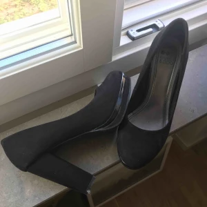  - Säljer mina fina balskor. Endast använda 1 gång Storlek 39  Kan mötas upp i Stockholm eller skickas mot frakt. 🌷