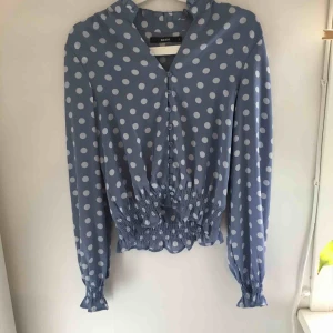 Prickig ljusblå blus  - Fin blus från bikbok, jätteskön och luftig, aldrig använd. Köper står för frakt. 