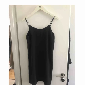  - Kortare klänning från weekday med enkla detaljer 🙌🏼