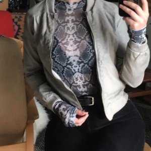  - Skitsnygg grå jacka i fejkläder från Zara. Tror den är från Zara Kids, jag köpte den second hand. Den är lite sliten vid axelpartiet, mest på den högra axeln längst upp. 