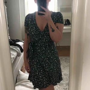  - Grön klänning med vita blommor! Använd 1 gång ☺️