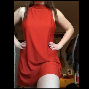  - Säljer denna orange/röda klänningen med polo!❤