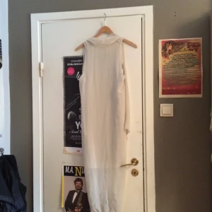 Klänning från H&M trend. Slutar strax över knät fram och längre bak. Oanvänd. - Klänning från H&M trend. Slutar strax över knät fram och längre bak. Oanvänd.