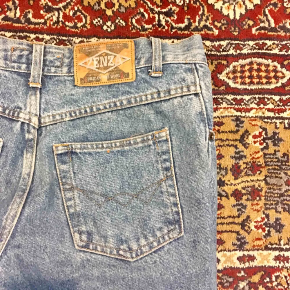 ljusa jeans som jag både klippt och sytt i, (därav det låga priset) och nu växt ur. passar en person i strl xs-s. kan mötas upp i göteborg eller skicka☺️🌻. Jeans & Byxor.