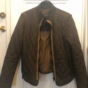  - Tunnare jacka från ZARA. Stl M men skulle säga mer S i stl. Använd fåtal gånger.  Köparen står för frakten