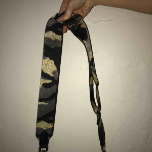  - Ett camoflage band till väska (väska medföljer ej). Hör av er vid intresse!🌸 (Swish) frakt ingår