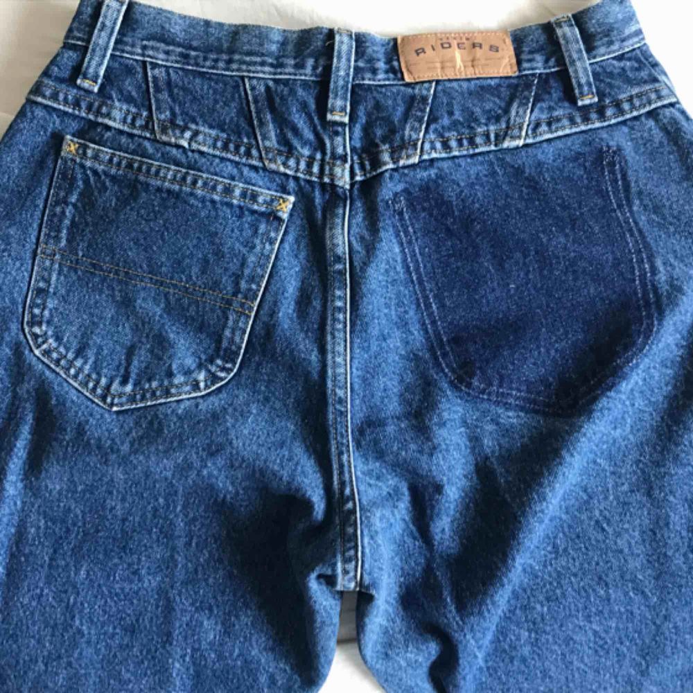 Ascoola jeans köpta från Beyond retro. Mörk tvättning och cool ”ficka”. bara använda en gång. Köparen står för frakt💕✨. Jeans & Byxor.