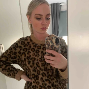  - Mysig leopardtröja köp på HM. Använd ett fåtal gånger.
