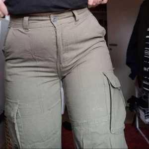  - Säljer dessa balla cargo pants, dom sitter nog oversize på en XS och lite tajtare på en S. 