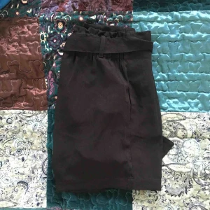  - Så fina shooorts! Perfekta för sommaren! ☀️ Dom knyts i midjan och har dragkedjan på sidan. Fick dom i present men då dom är för små och glömde lämna tillbaka dom i tid så säljer jag dom. :/ Helt oanvända och med prislapp kvar. Kostar 249kr i nya. 🌷✨