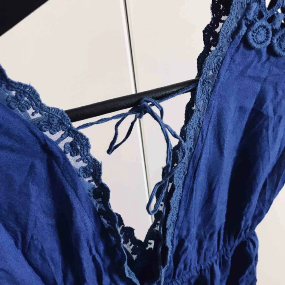 Strandklänning i fin djup blå färg från Accessorize, stl 34. Fina detaljer med snörning i ryggen. Köpt på Malta.. Klänningar.