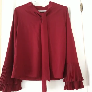  - Ursöt blus från shein med fina utsvängda armar, använd 1 gång🥰