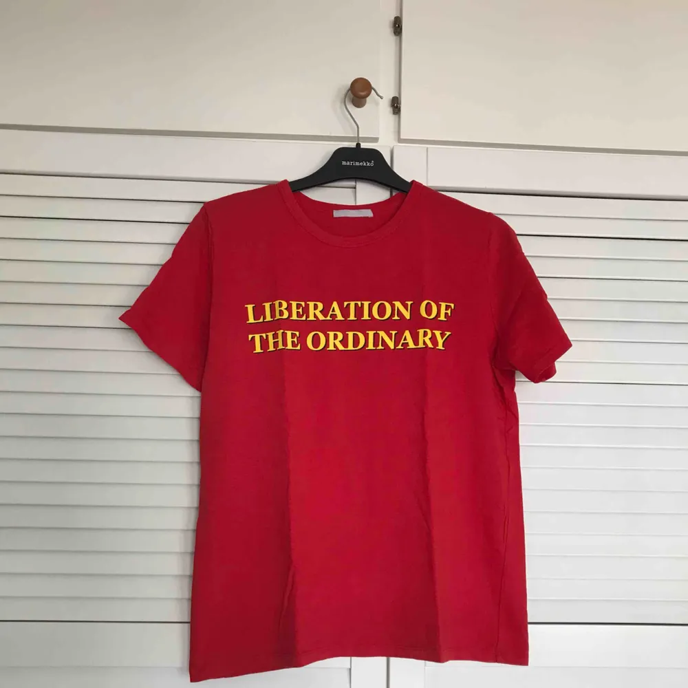 Liberation of the ordinary🚩 T-shirt från Zara Köparen står för frakt💌. Skjortor.