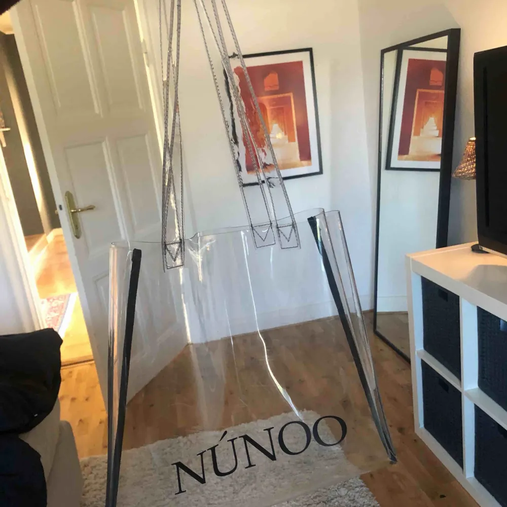 Nunoo väska, har lite repor vilket syns på bild 2🥰. Väskor.