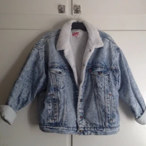 Snygg fodrad stentvättad levi's jeansjacka i perfekt skick!  - Snygg fodrad stentvättad levi's jeansjacka i perfekt skick! 