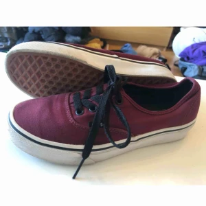  - Vinröda Vans, använda några gånger, storlek 36,5 (innermått 23cm), 350kr inklusive frakt! 