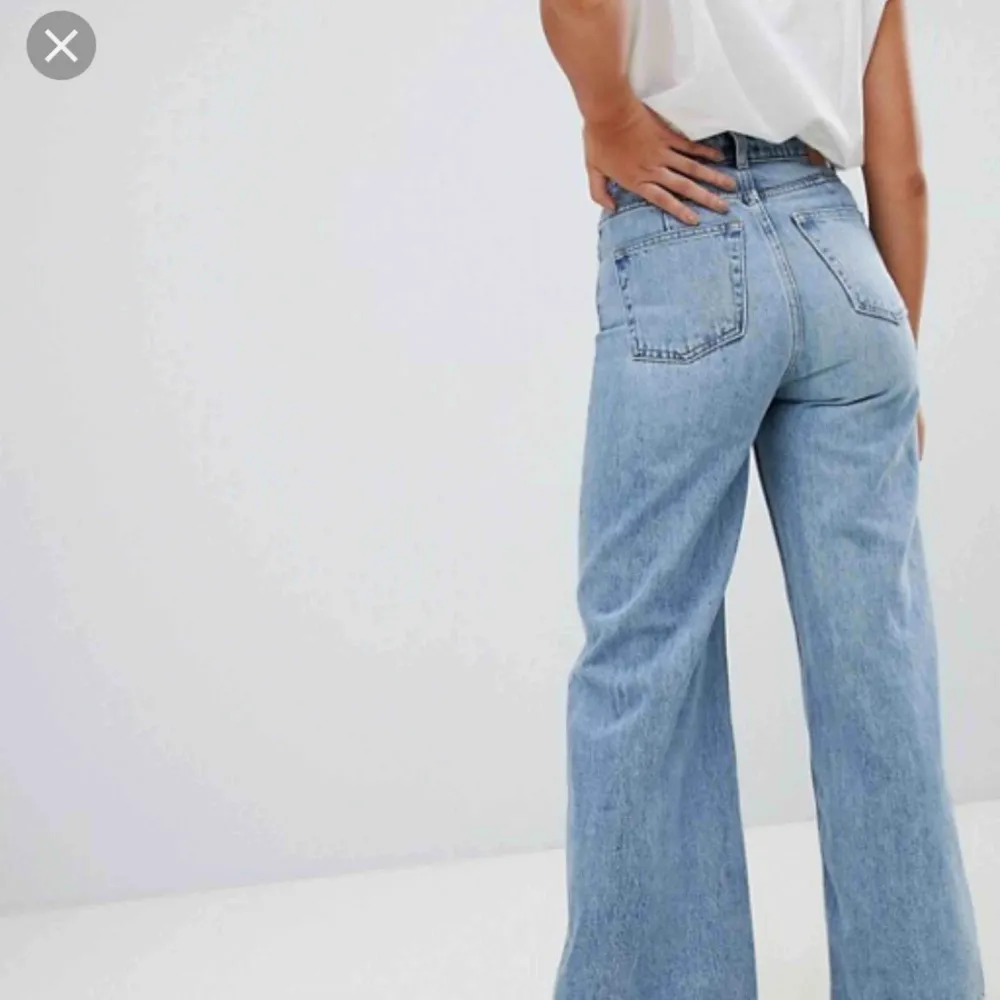 Helt nya och oanvända Ace jeans ifrån Weekday. Skitnygga men tyvärr för stora för mig. Väldigt sköna, original pris 500kr. Jeans & Byxor.