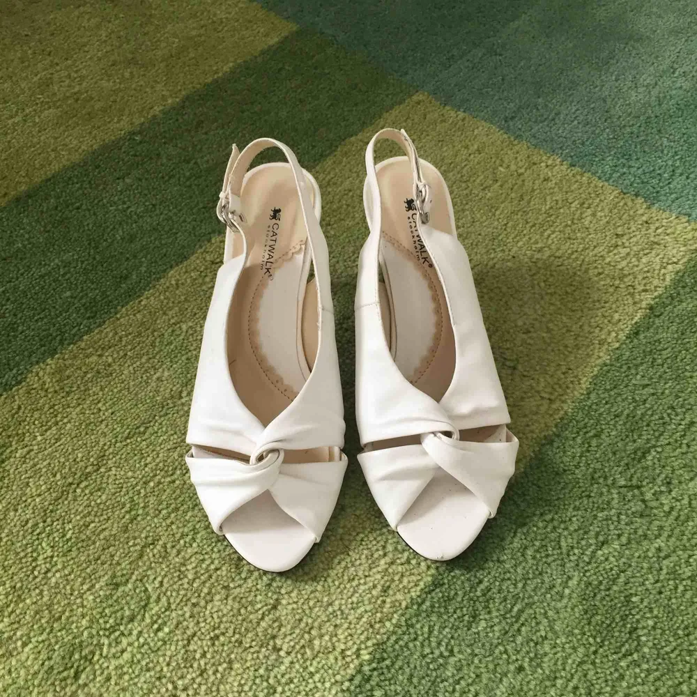 Eleganta vita skor, perfekta till sommarens festligheter! Endast provade inomhus.. Skor.