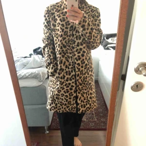  - Leokappa. Liten i storlek mer som en 40. Aldrig använd (nypris 699:-). Frakt tillkommer i priset. 